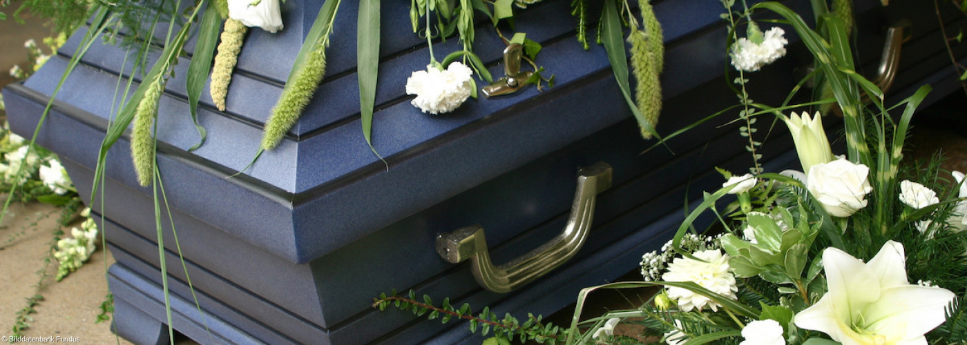 Sarg mit Blumenschmuck 6