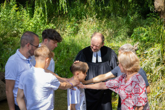 Stellvertretender Dekan Andreas Grell mit Tauffamilie