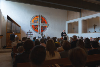 Regionalbischof Klaus Stiegler während der Predigt