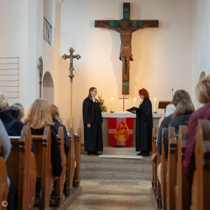 Dekanin Murner und Pfarrerin Poirot vor dem Altar.