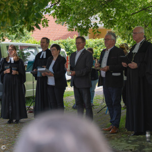 Abschluss des Gottesdienstes vor der Kirche