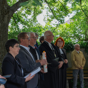 Abschluss des Gottesdienstes vor der Kirche