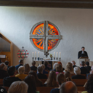 Pfarrer Murner vor der Gemeinde