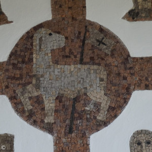 Osterlamm in der Mitte des Mosaikbodens