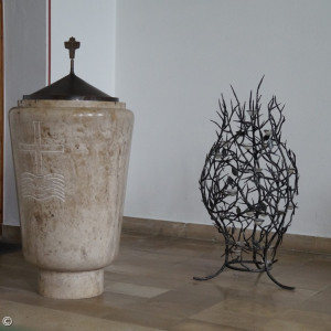 Taufstein neben dem Altar